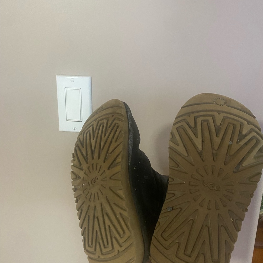 UGG Kids Black Leather Boots - Picture 4 of 4